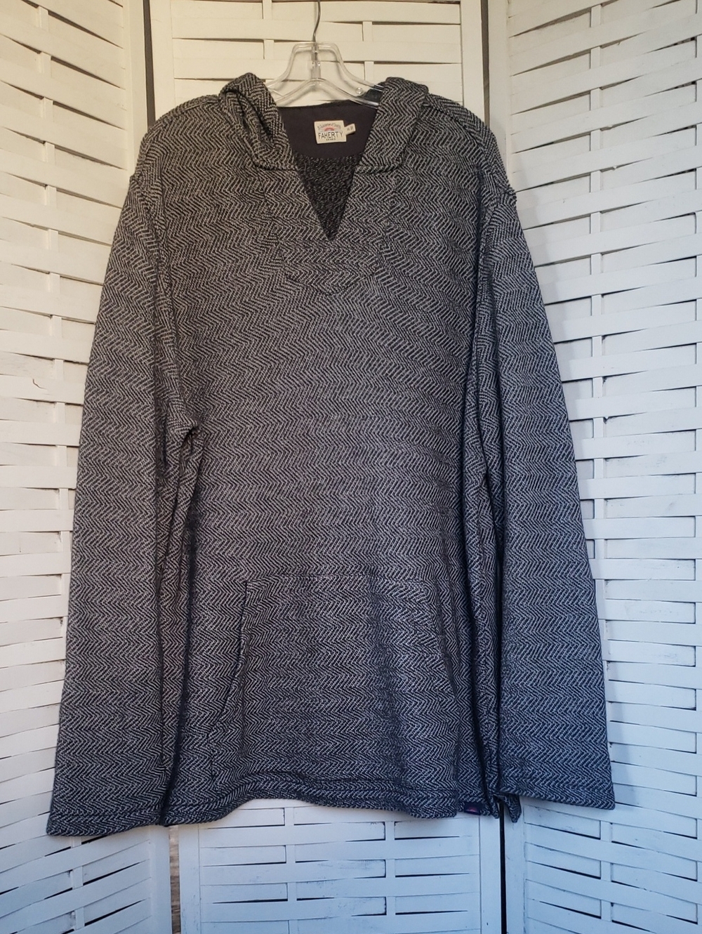 Faherty Men's V-Neck Hooded Sweater in Charcoal Herringbone